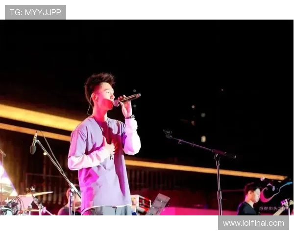 加大基层体育设施投入推动社区足球项目普及促进群众体育全面发展