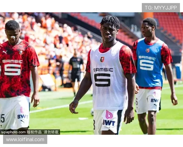 法甲索马诺领衔四人进球 洛里昂大胜九人雷恩四球零封