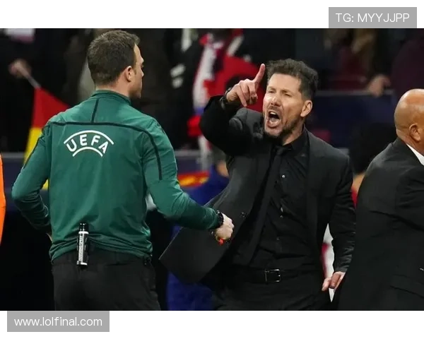 西蒙尼场边指挥瞬间，怒吼裁判吃黄牌成社交媒体热图